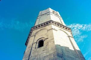 tornet i en katolsk medeltida kyrka i Italien med ett fönster foto