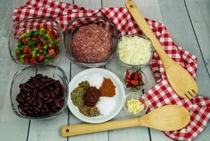 chili con carne med nötköttbönor och kryddor foto