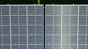 antenn se av en stor sol- parkera för alternativ energi produktion. foto