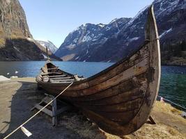 vikingaskepp vid sognefjorden foto