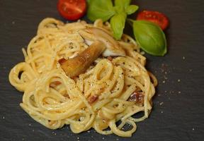 italiensk maträtt spagetti a la carbonara foto