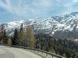 snöiga landskap i Valtellina bergen foto