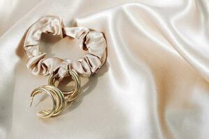 silke slät skinande scrunchie för säker hår vård foto