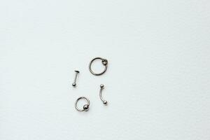 örhängen och ringar tillverkad av medicinsk stål för genomträngande foto