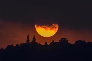 vacker solnedgång med moln över phra som doi suthep tempel