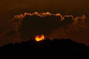 vacker solnedgång med moln över phra som doi suthep tempel