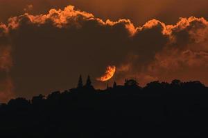 vacker solnedgång med moln över phra som doi suthep tempel foto