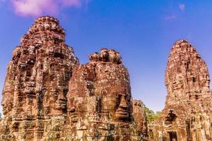 stenreliefer huvud på torn vid bayon-templet i angkor thom foto
