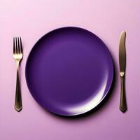 violett keramisk tallrik med gaffel och kniv liggande Nästa till på violett bakgrund. ai generativ foto