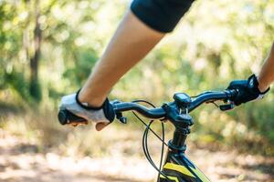 bergscyklister fattar cykelhandtaget och fokuserar på cykelhalsen foto