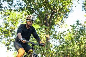 hand tryckte på cykelns broms och tryckte på bromshandtaget på cykeln foto