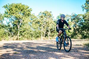 mannen som cyklar i en bergsstig foto