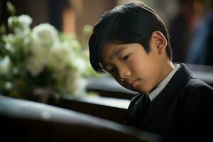 porträtt av liten asiatisk pojke med ledsen uttryck.begravning begrepp ai genererad foto