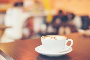 kopp cappuccino på kafébakgrund. foto