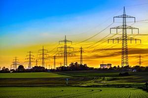 högspänning industriell kraft efter energi elektriska stolpar foto