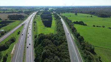 antenn se på de a7 motorväg i nordlig Tyskland mellan fält och ängar. foto