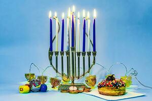 traditionell hanukkah sötsaker med ljus. foto