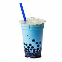 bubbla te glas med blå blåbär mjölk dryck, is kuber och bubblor. cocktail foto