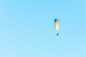 färgrik paraglider glider i de blå himmel foto