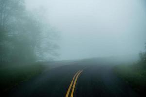 tidigt på morgonen kör genom Blue Ridge Parkway på våren foto