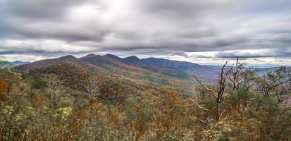 blå ås och rökiga berg som ändrar färg på hösten foto
