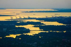 norfolk virginia va hamnstad vid solnedgången foto