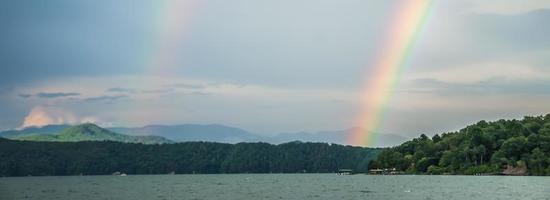 regnbåge efter åskväder vid sjön jocassee South Carolina foto