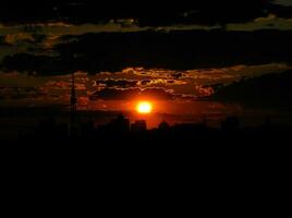 höst röd solnedgång med en lila himmel foto