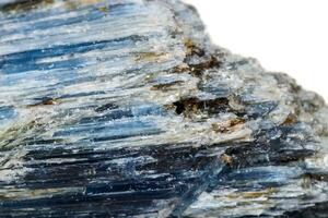 makro mineral sten kyanit en vit bakgrund foto