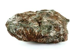 makro mineral sten astrofyllit vit bakgrund foto