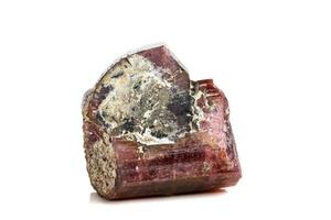 makro mineral turmalin sten på en vit bakgrund foto