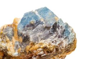 makro mineral sten korund i sten en vit bakgrund foto