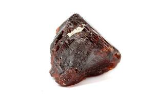 makro mineral sten granat spessartine på en vit bakgrund foto