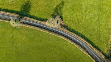 antenn se av väg och träd i vår färger, väst sussex, Storbritannien. foto
