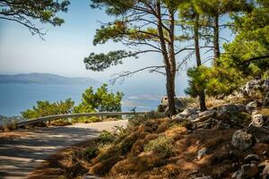 se på de hav från topp av en montain i Rhodos, grekland foto