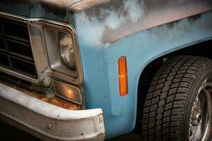 råtta stång återställd gammal årgång lastbil på de garage foto
