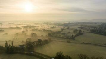 antenn bild av dimmig morgon- över de parkera, fält, väst sussex, Storbritannien foto