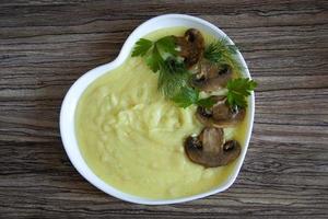 potatismos. en garnering av champignonsvamp med mosad
