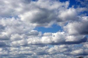 himlen före stormen. vita moln flyter över det pittoreska foto