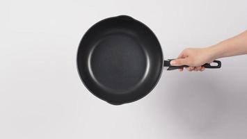 manhand på vit bakgrund som rengör non-stick-pannan foto