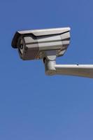 CCTV säkerhetskamera, bakgrund med blå himmel foto