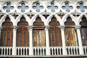 gammal byggnad med bärs Fasad i Venedig, Italien foto