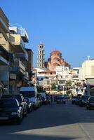 smal gata med parkerad bilar i grekland foto
