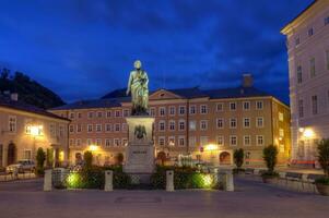 mozart staty i Mozartplatz, salzburg, österrike foto