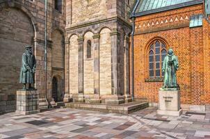 ribe, Danmark, juni 7, 2019 medeltida statyer i främre av en katedral i ribe, Danmark foto