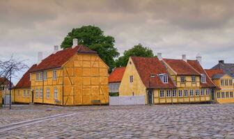 historisk färgrik dansk byggnader i roskilde, Danmark foto