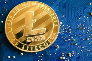 gyllene bitcoin på krets moderkort dator för företag och kommersiell, digital valuta, virtuell kryptovaluta. foto