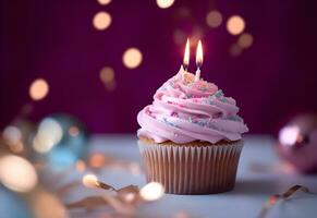 födelsedag muffin med en två ljus, rosa grädde och festlig glitter dekoration på ljus bakgrund med kopia Plats. genererad ai. foto