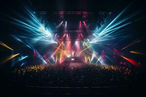 sten konsert, silhuetter av människor i de ljus strålar av spotlights foto