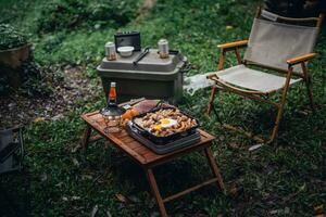 friterad ägg och grillad fläsk i en camping panorera foto